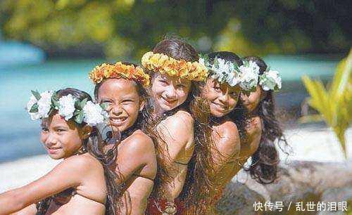 这个小国与日本关系最好,说日语用日本旗,至今