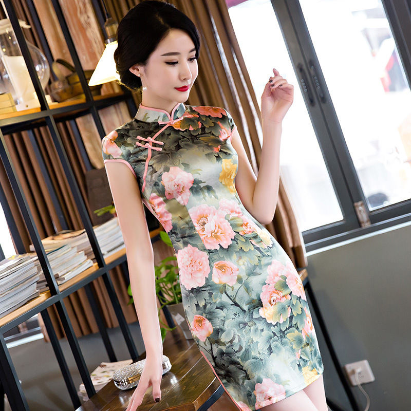 亭亭长玉颈，款款小蛮腰，这是旗袍的美!50岁妈妈穿，笑颜如花