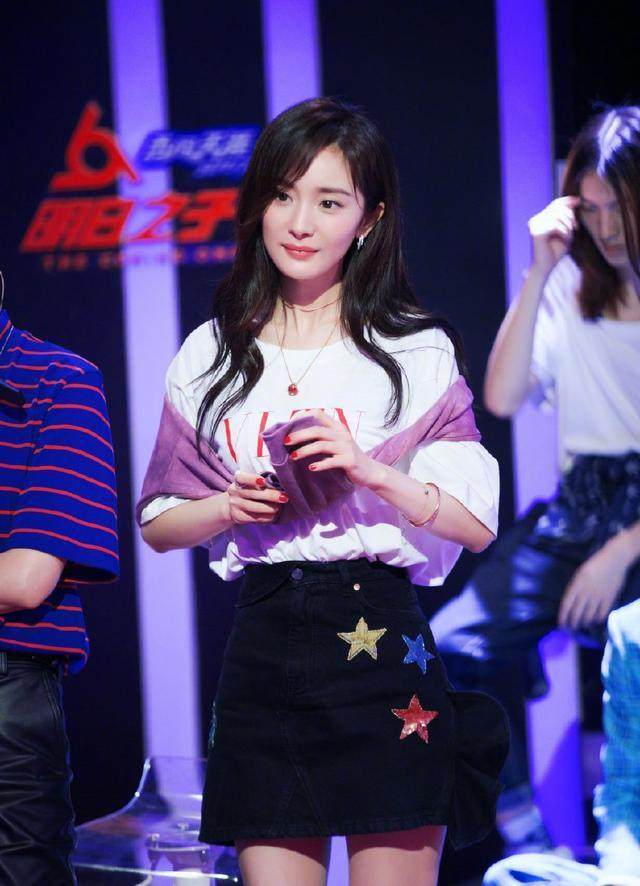 杨幂真的是太大胆了! 穿的超短裙还还故意张开双腿 网友: 都快把