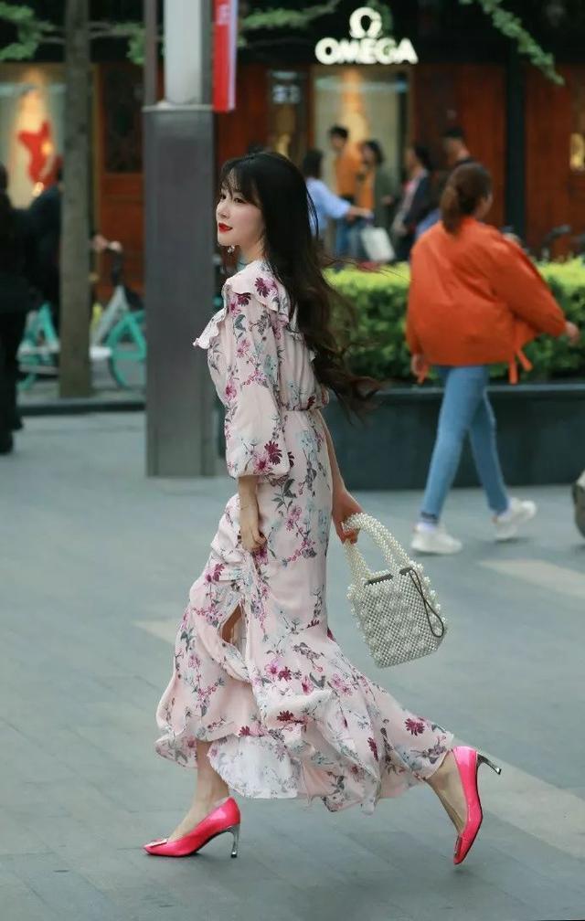  「小姐姐」街拍：小姐姐身穿靓丽长裙，脚踩高跟鞋，非常的时尚优雅