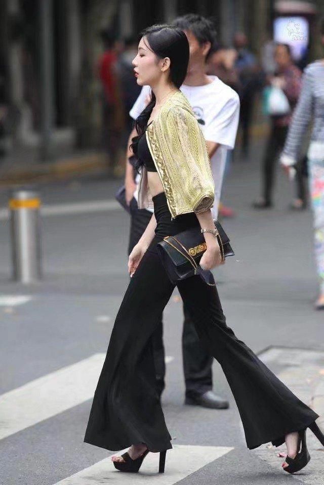 美女街拍：夏日街头的小姐姐们，满街都是大长腿