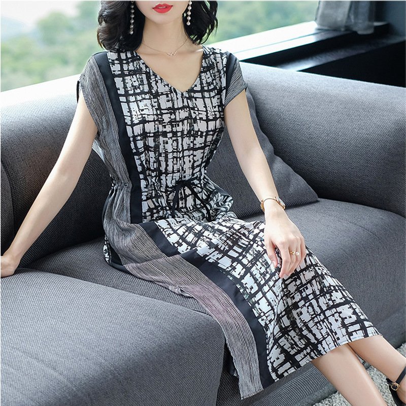 这才叫“妈妈装”，40--60岁女人穿洋气又显年轻，美的刚刚好