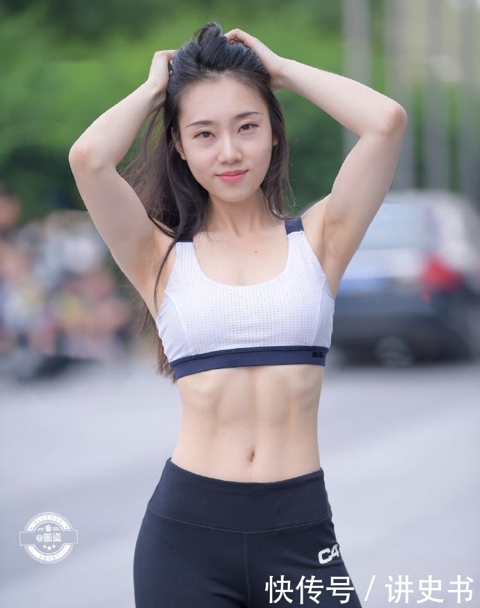  「迷人」成熟的女人最迷人，小姐姐运动背心彰显性感身材