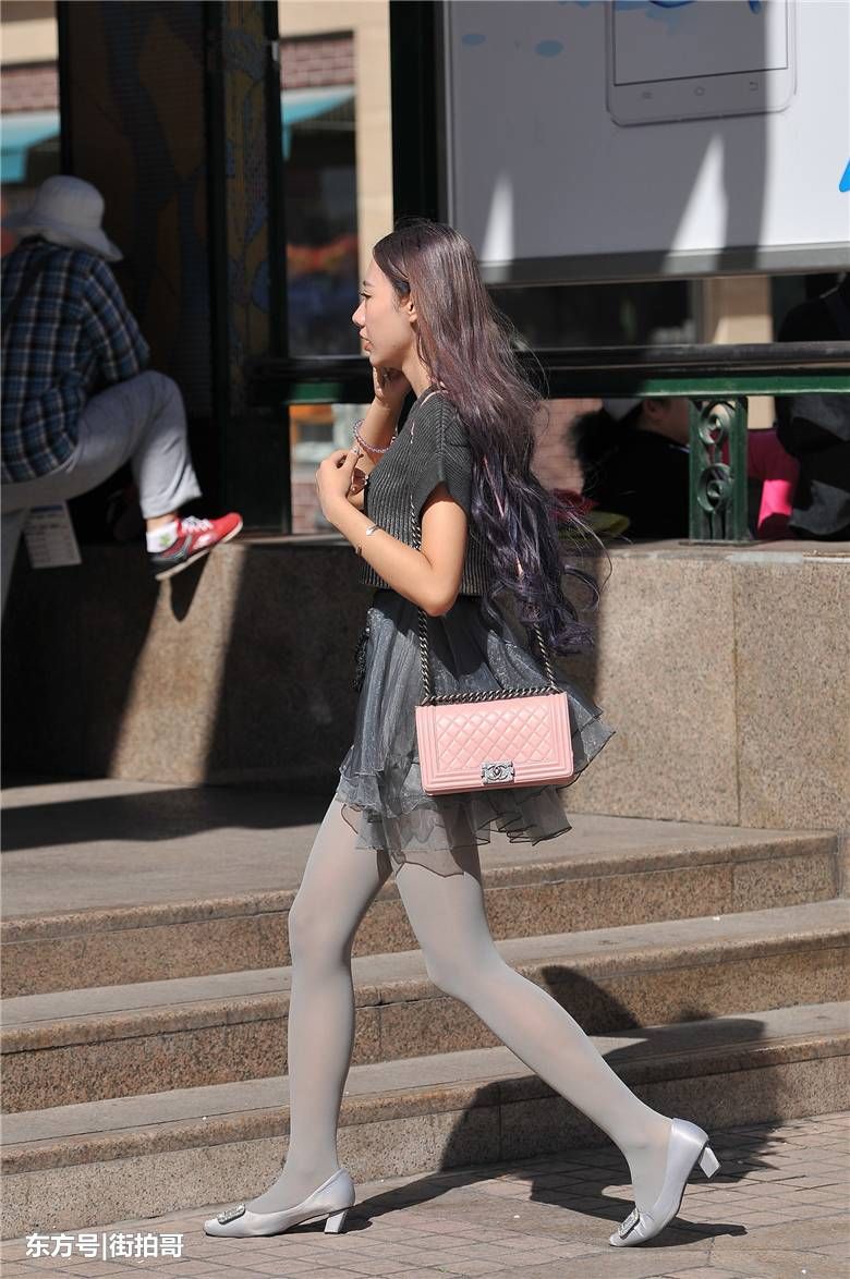 街拍联盟：难得一见的灰丝细腿美女，女神雅典娜附体了