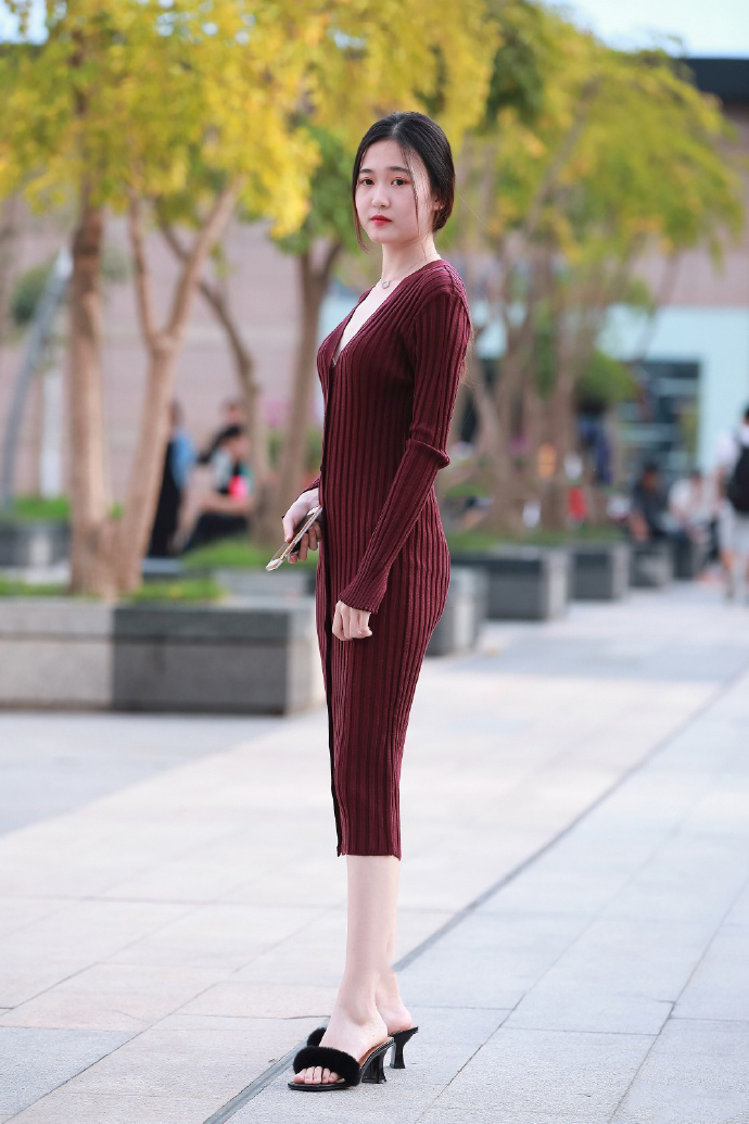 美女身高175cm，身穿酒红色的针织连衣长裙，女神范十足！