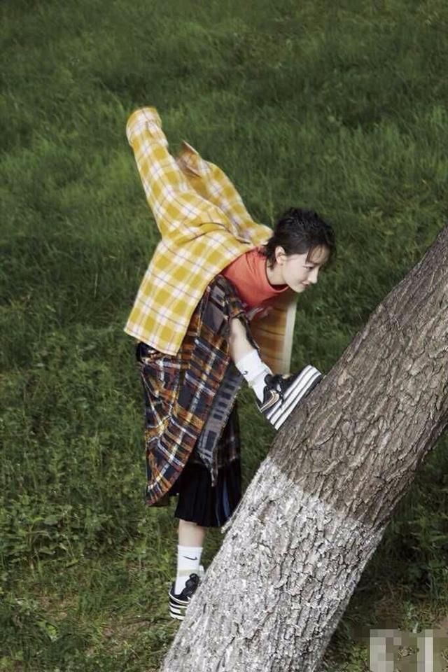 周冬雨最新写真再现搞怪风格，直接上树拍照，网友：时尚又可爱！