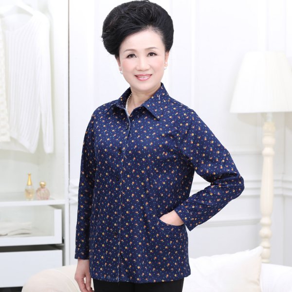 厉害了!妈妈穿上新款外套，出门谁都说她年轻了