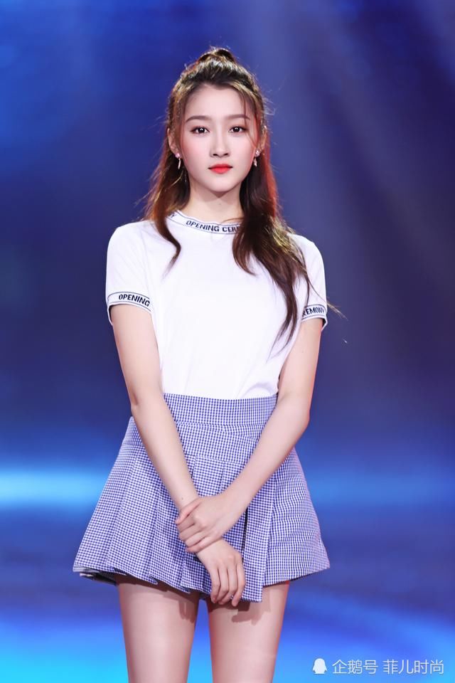 关晓彤厉害了！裙子刚穿出场就掉一半，网友：鹿晗看了该着急了！