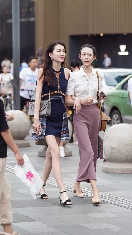 路人街拍，可爱小姐姐穿着清凉，身上一点赘肉都没有，长相耐看