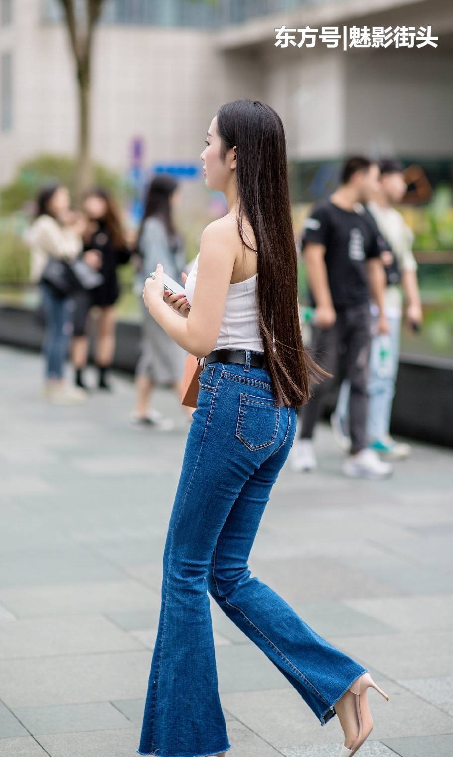 「搭配一双」时尚的姑娘用牛仔裤配高跟鞋,这样搭配很有气质,还有秋天的味道