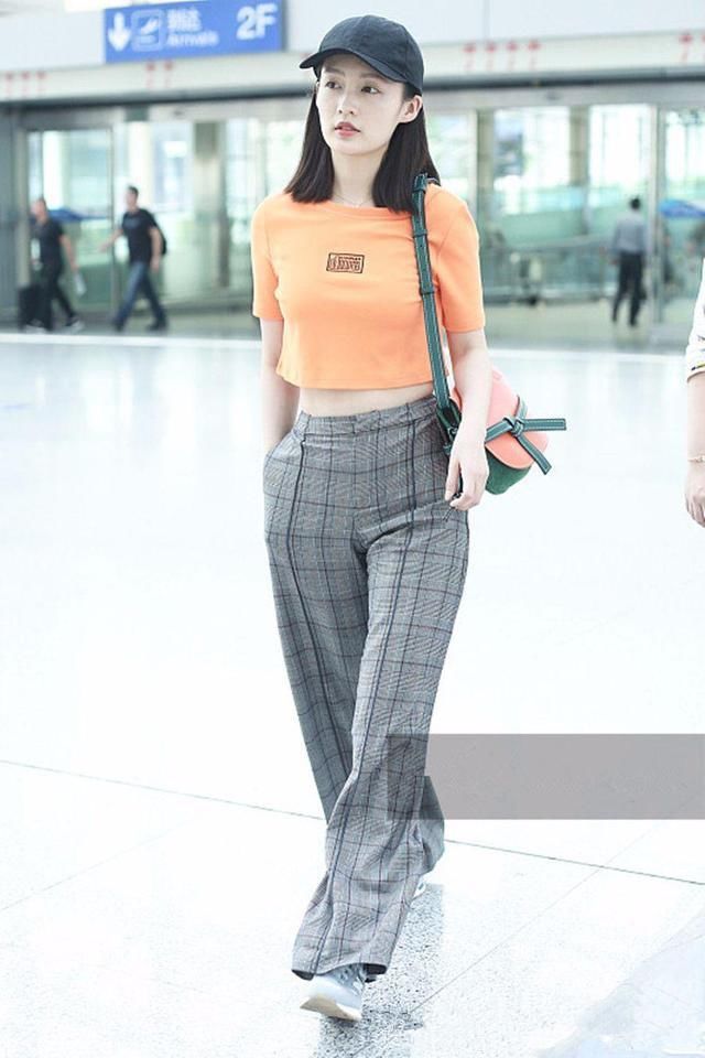 李沁裤腰是不是太紧了？把腰都勒出赘肉来，这下就尴尬了吧！