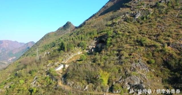 云南大山发现一户人家,在岩洞下盖房子隐居,与世无争