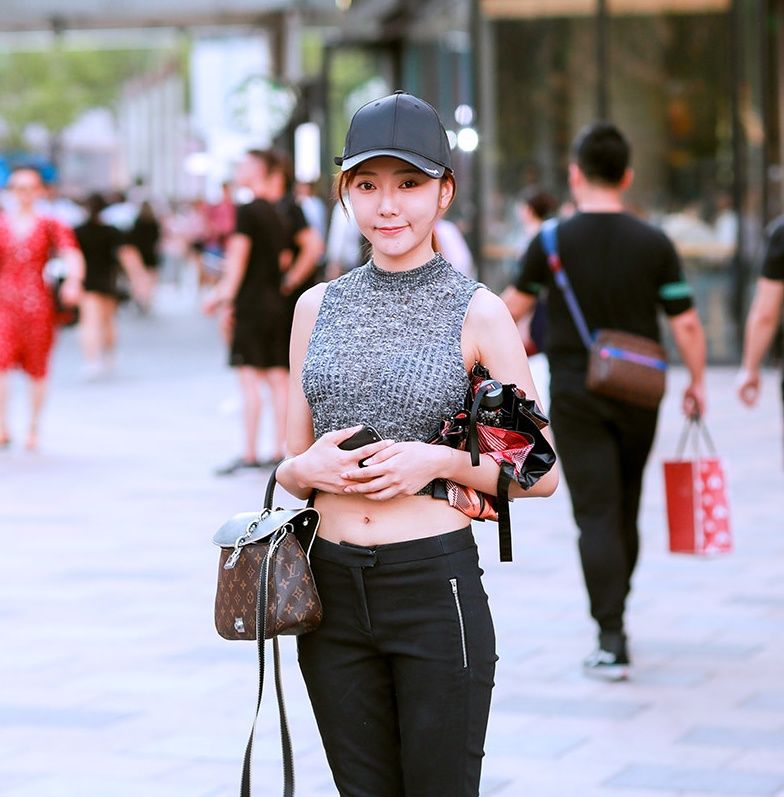 街拍:小姐姐靓丽打扮突显紧致的身姿曲线，流露出浓浓的女人味!