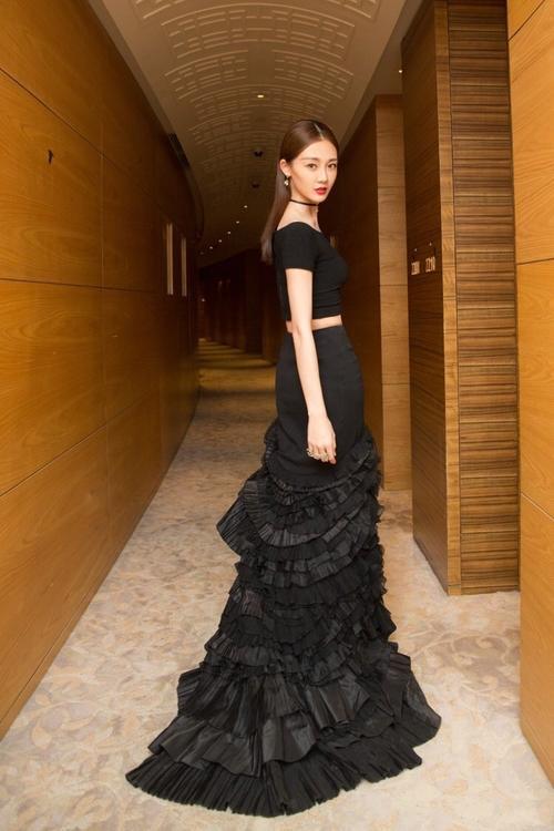 苗苗这黑T穿得好紧，搭配拖地鱼尾裙很惊艳，网友：这身材简直了