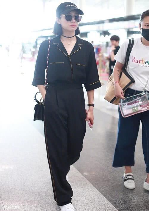 宋茜机场无修图，长腿粗壮紧致，网友：比那些竹竿腿好看多了