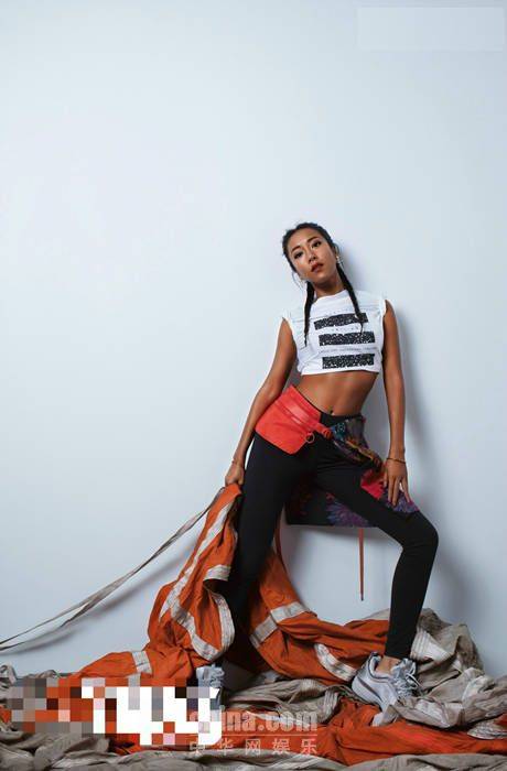 吉克隽逸最新泳装大片曝光 身材性感火辣 皮肤黑到发亮