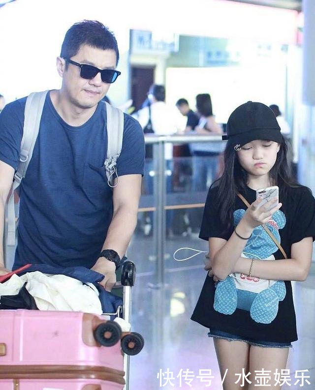 李亚鹏携女儿现身机场，李嫣大长腿亮了，难怪能去时装周走秀！