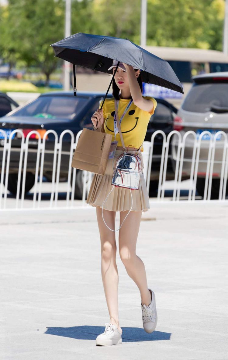 街拍：性感好身材穿出来，这样搭配人见人爱！