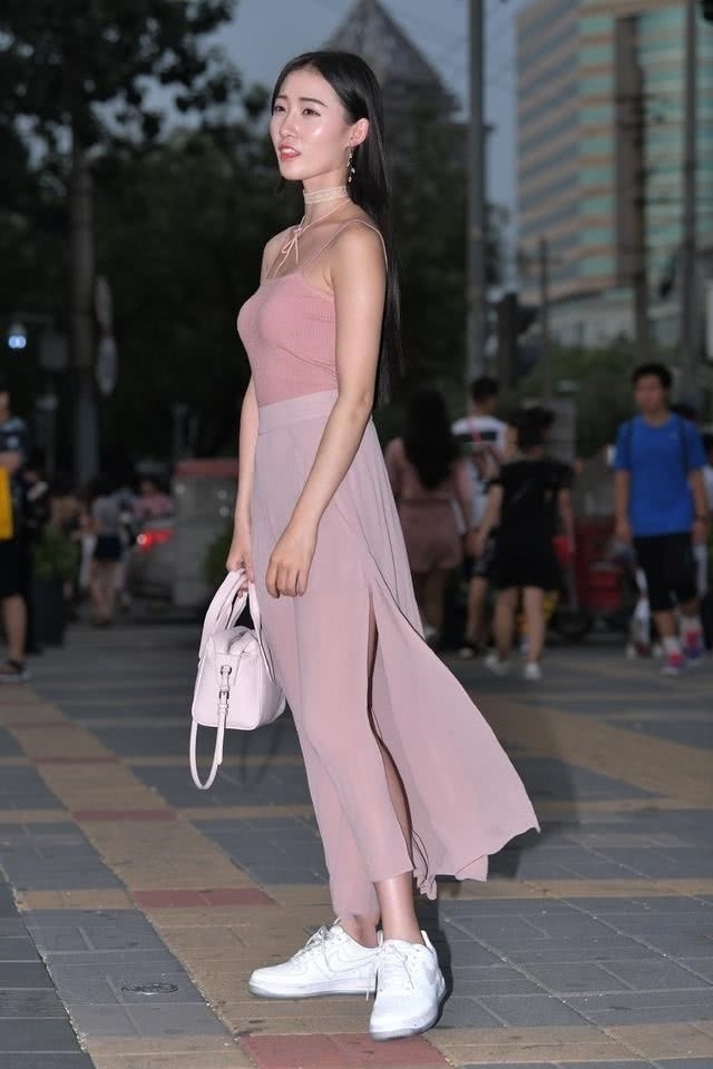 美女|路人街拍,靓女穿浅紫色的吊带连衣裙,看上去十分的帅气