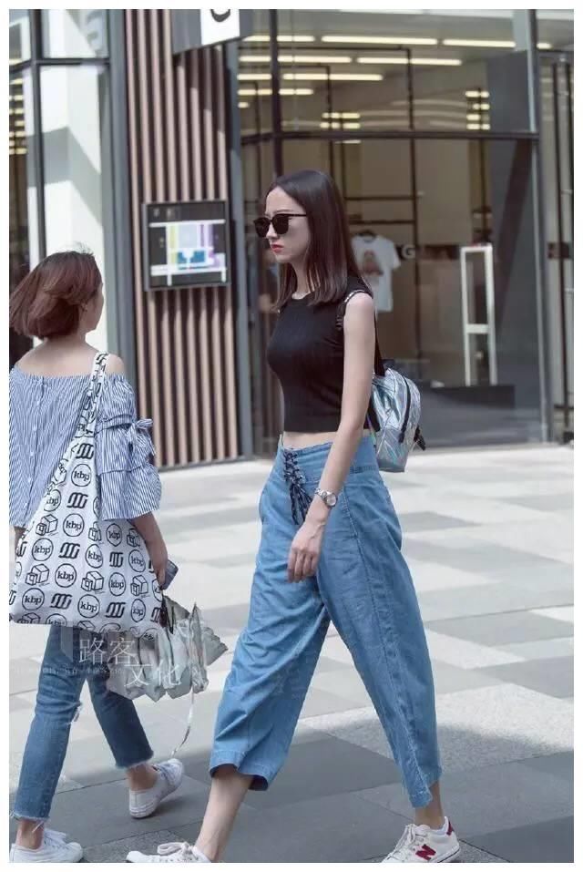 街拍：图1活力百褶裙，图2露肩上衣，图3气质清冷宛如初恋！