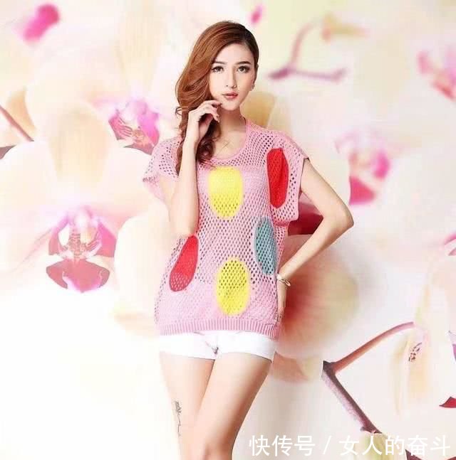 路人街拍小姐姐的吊带长裙很合身,皮肤白皙,唯美不失性感