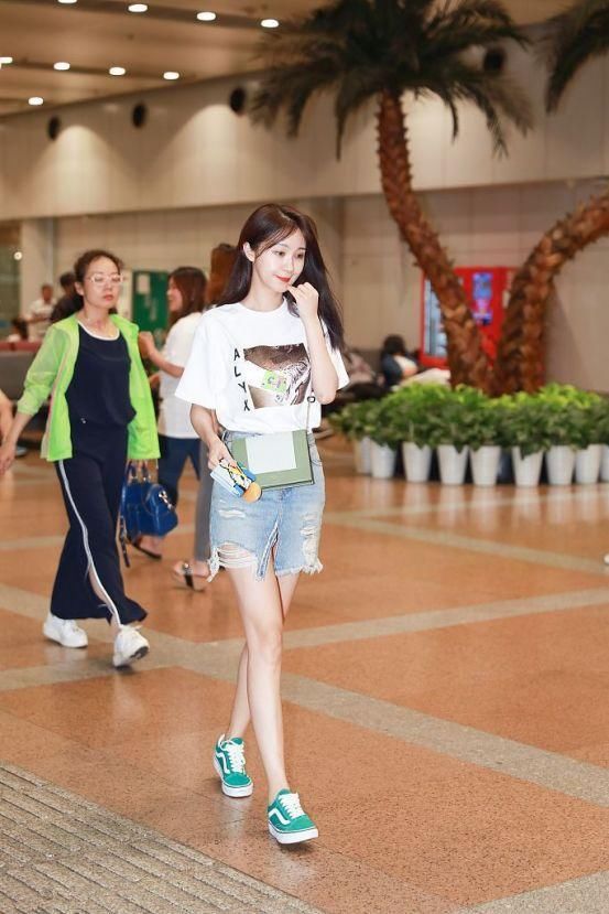 看了李菲儿穿短裙，再看看杨颖，网友:终于明白黄晓明怎么想的了