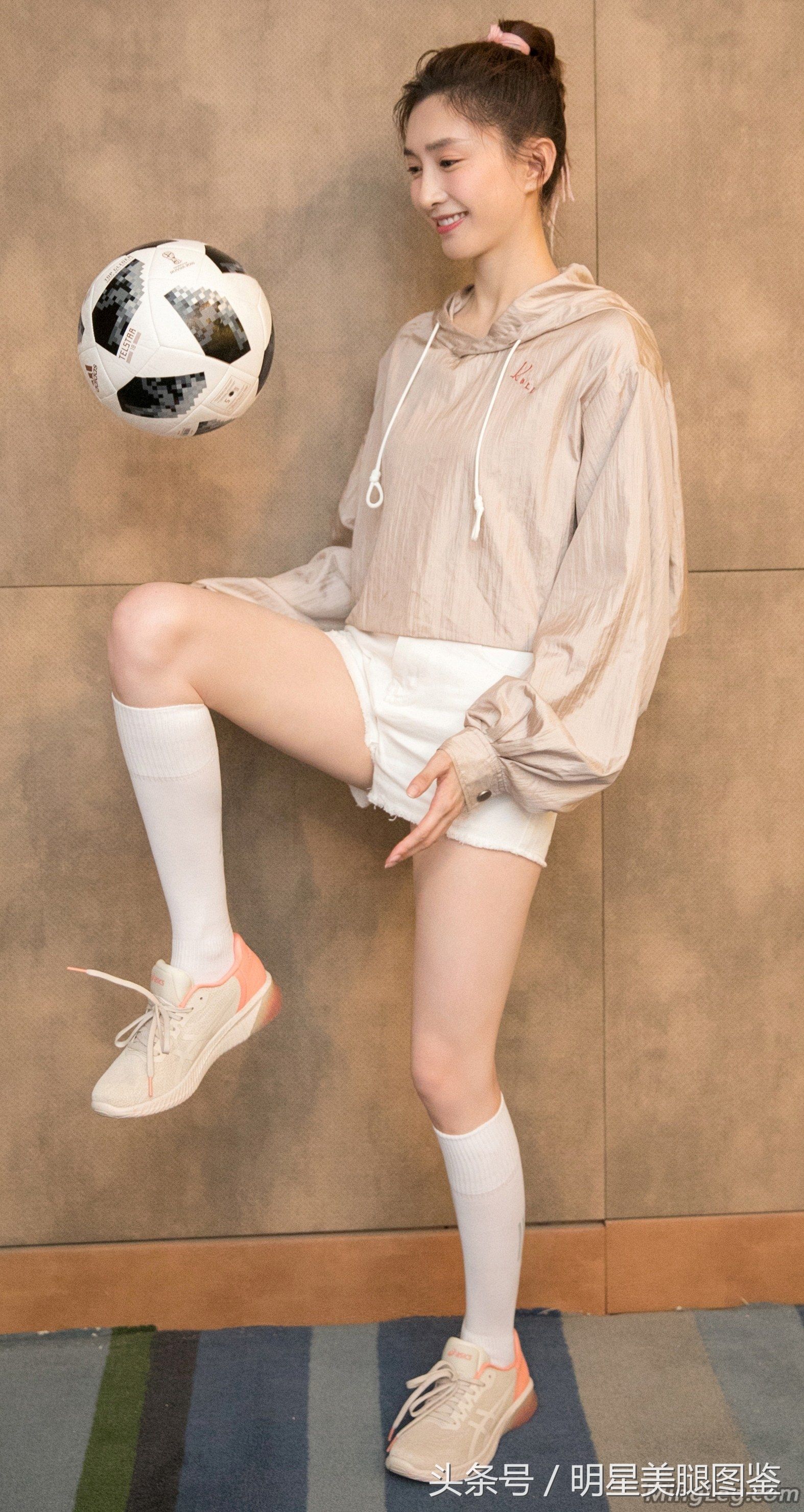江疏影化身足球宝贝，运动鞋加长袜秀出白皙修长美腿 让人羡慕