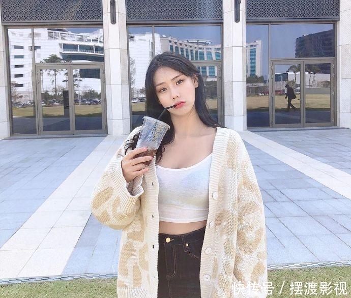 微胖:拥有甜美笑容的“微胖”小姐姐,随意地穿搭诠释好身材