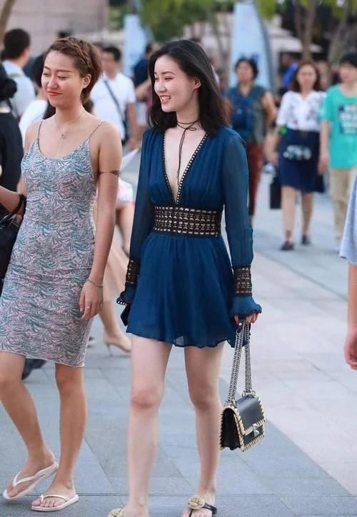 街拍身段和气质都很拔尖的美人，美的各有千秋，一点点不输明星