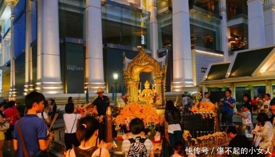 泰国最灵验的四面佛：就位于繁华的闹市区，众多明星曾前来许愿！