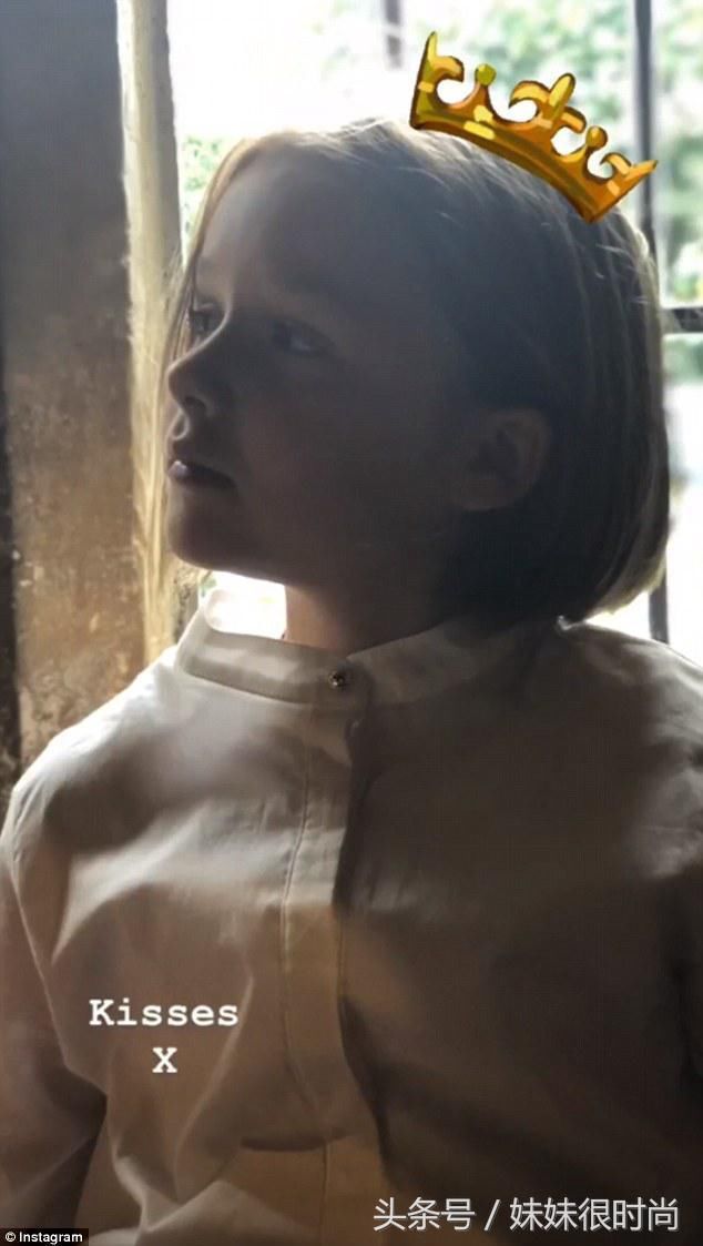 小七又把头发剪短了，越来越像贝嫂，和小贝合影，一副农民打扮！