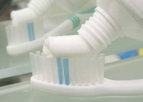 35岁大姐皮肤如莹润光滑,睡前用一种膏美白,无斑无皱