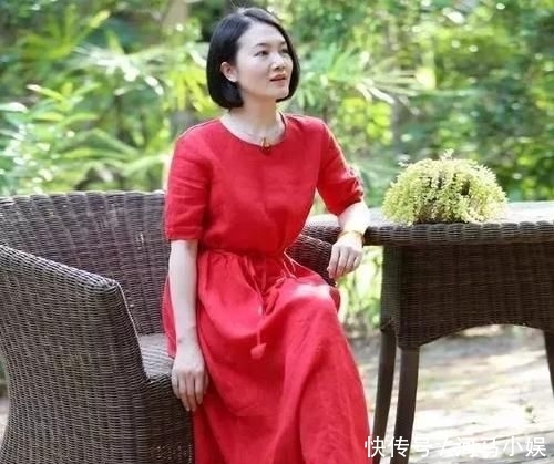 『中年』女人到了中年,尽量少穿黑灰色,试试这4个颜色,优雅大方显气质