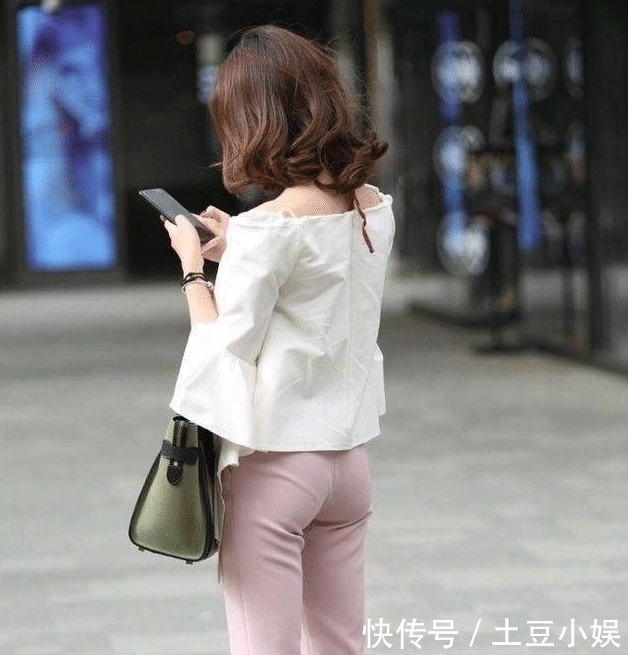 「 连体」身材真好!回头的一瞬间却让人傻眼,街拍:小姐姐穿粉红色连体裤