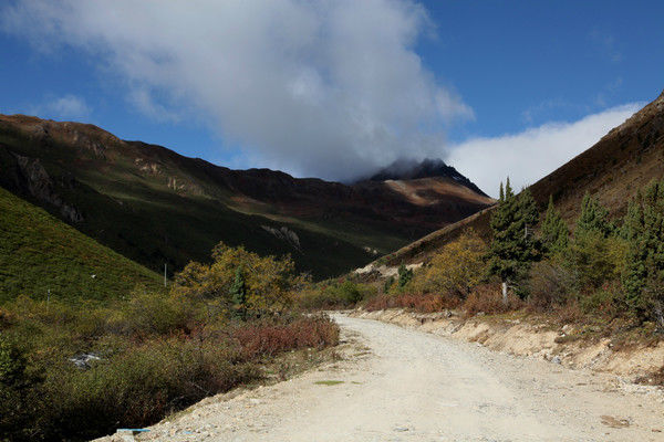 自驾霸道穿越丙察察闯西藏，悬崖边上走一遭，遭遇塌方，泥地陷车