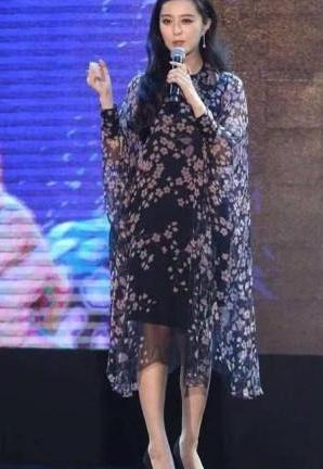 冉莹颖的无跟鞋早被AB杨幂穿烂了，怕站不稳两腿分开连脚趾都用力