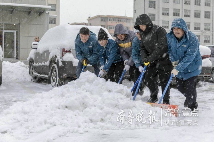 大雪扮靓了文登的夜，也忙坏了扫雪人