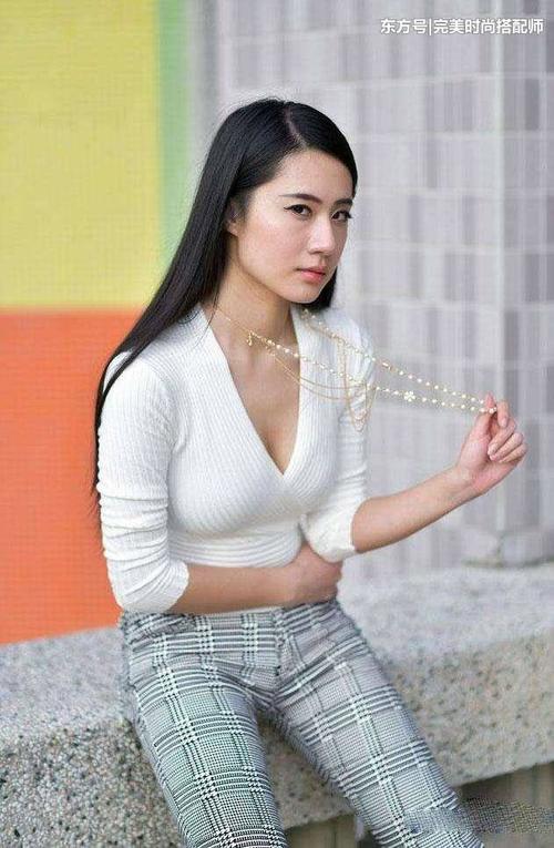 女人就喜欢紧身裤塑造大长腿， 穿了比没穿性感的多