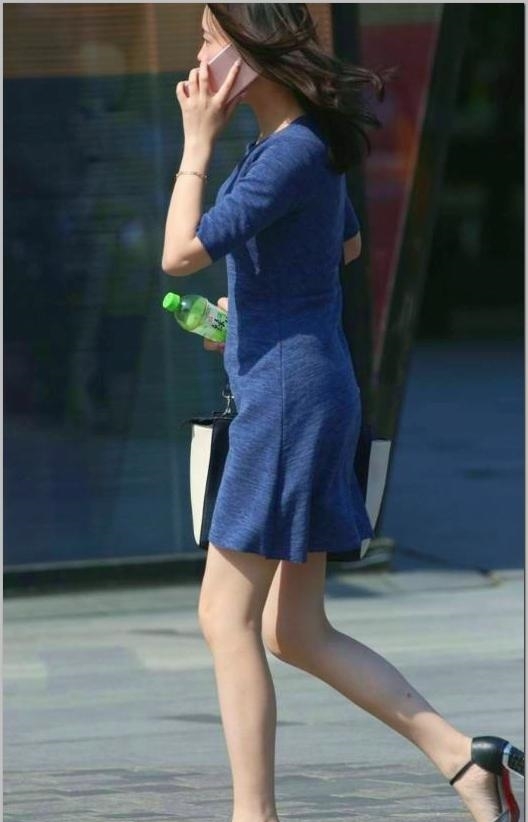  [蓝色]街拍：身姿妩媚的美女蓝色的连衣裙穿搭精致时髦，满满女人味！
