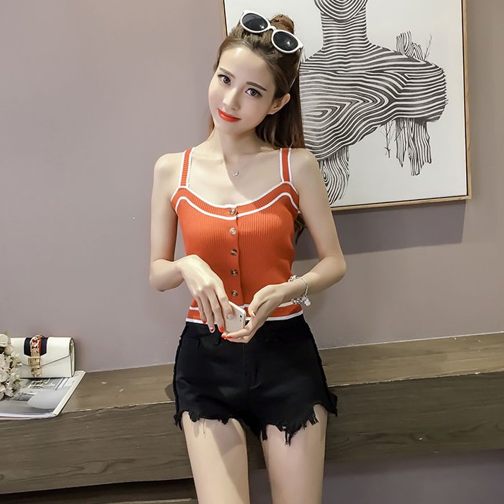 女人身材好别藏着，紧身背心光着穿，丰满性感，勾勒出火辣小蛮腰