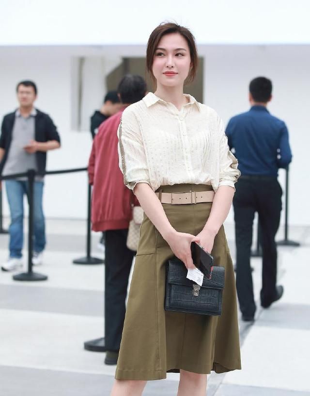  衬衫|街拍小姐姐,图一小姐姐白上衣搭长款半身裙,气质满满很好看!