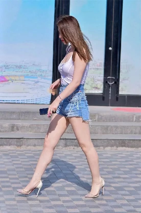 微胖气质小姐姐，白色轻凉背心搭配时尚牛仔热裤大秀香肩美腿