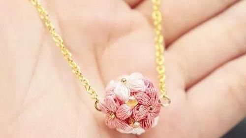  #胸针#外网的钩针小花好美，编织朵小花，做一个春天的胸针！DIY手工