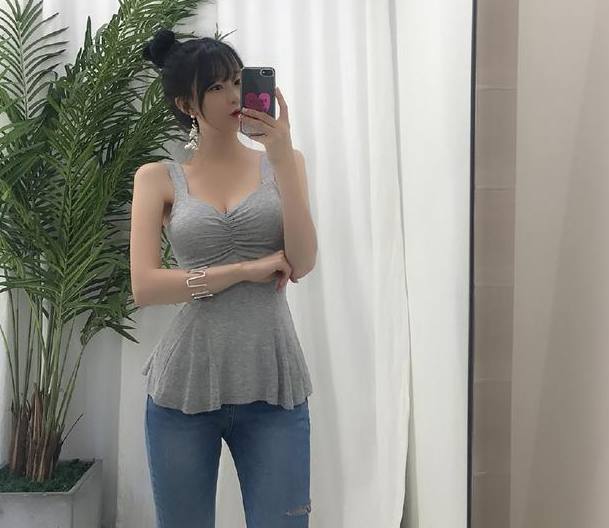 皮肤白皙的打底裤美女,时尚大方得体都不足以形容,女人味十足!