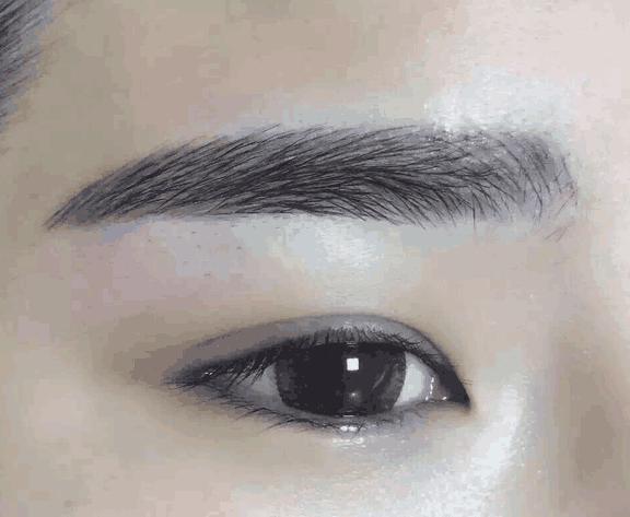 女人画眉时, 尽量别踩这3个“雷区”, 不仅妆容难看, 还很老气!