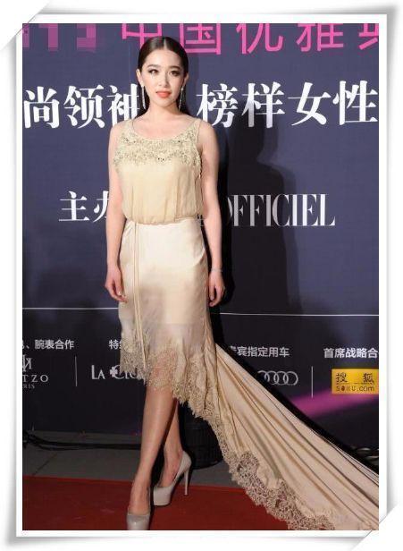 阚清子穿上蕾丝裙后，感觉像是换了一个人，网友：蕾丝看着好廉价