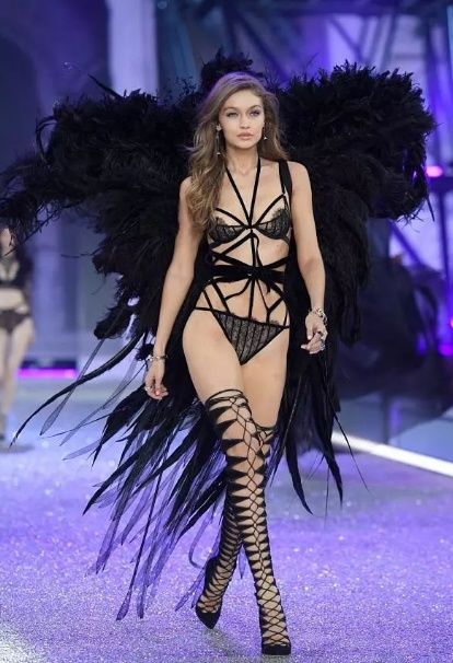 同是模特走秀，一个是维密内衣秀，一个是Swim泳装秀，那个更美