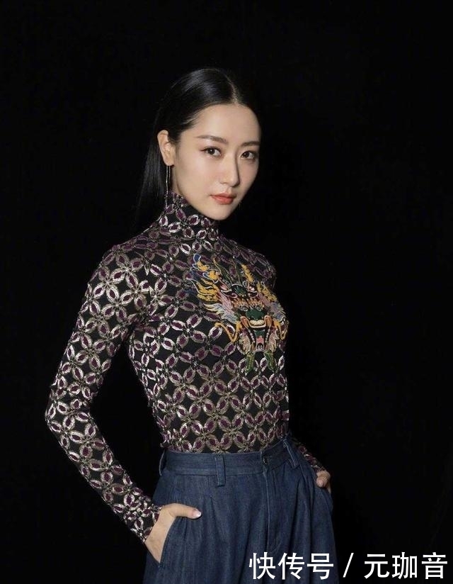 「 不住」她搭配印花上衣却意外时髦，白冰厉害了！拖地阔腿裤一般人吼不住