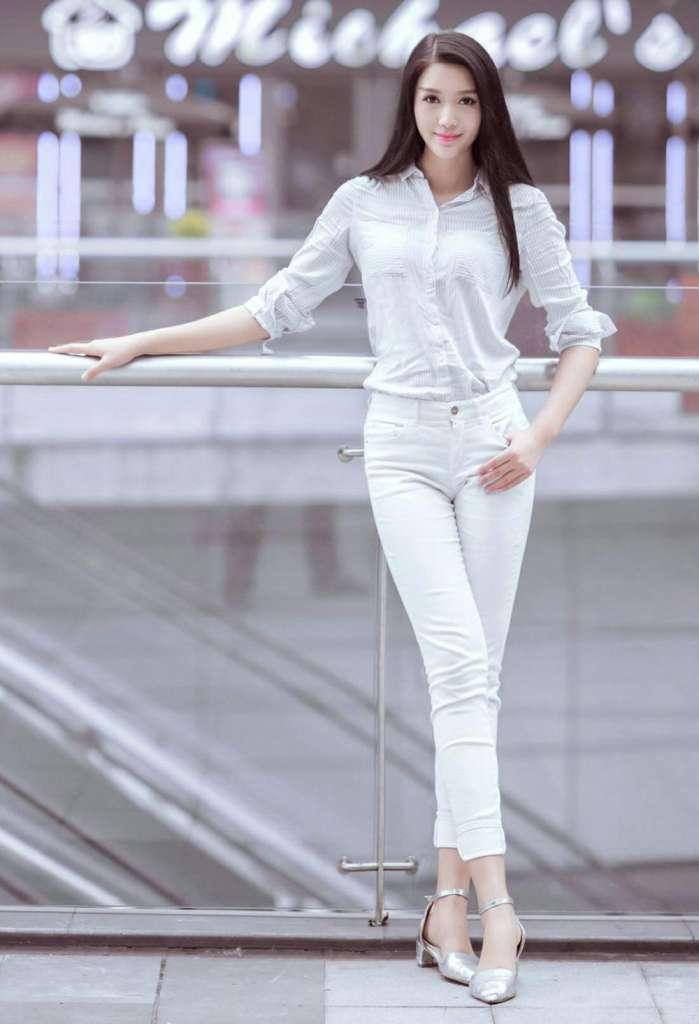 紧身裤楚楚动人，臀大的妹子尽显傲人之美，显示高贵典雅气质