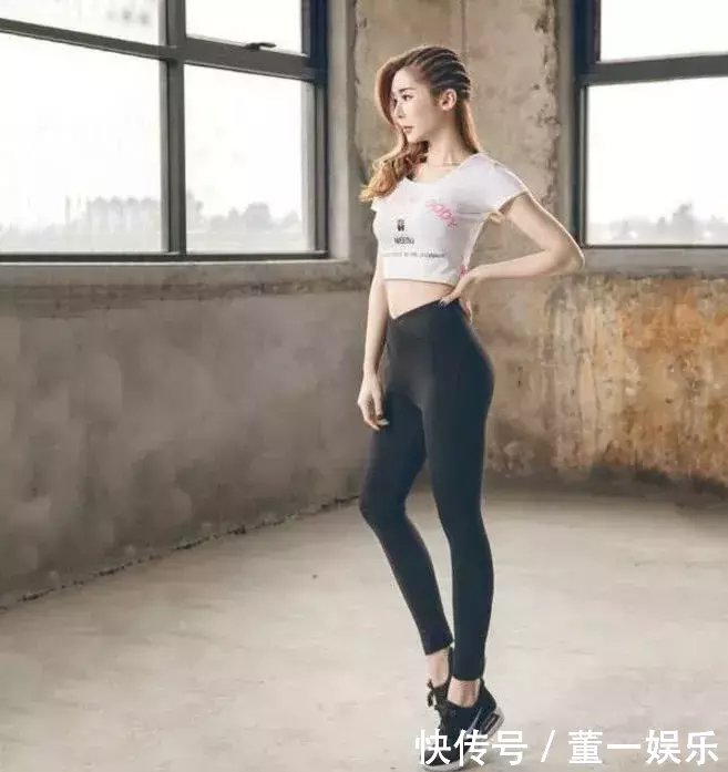 小姐姐性感的修身运动裤，即使背影都那么的有诱惑力，那么的显迷